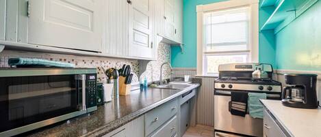 Réfrigérateur, micro-ondes, four, plaque de cuisson