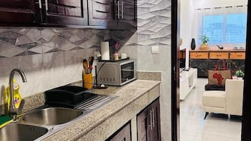 Réfrigérateur, micro-ondes, four, plaque de cuisson