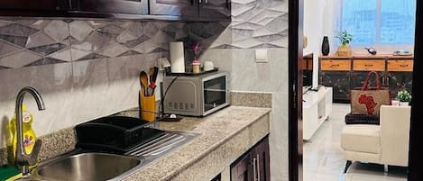 Frigorífico, microondas, horno y placa de cocina