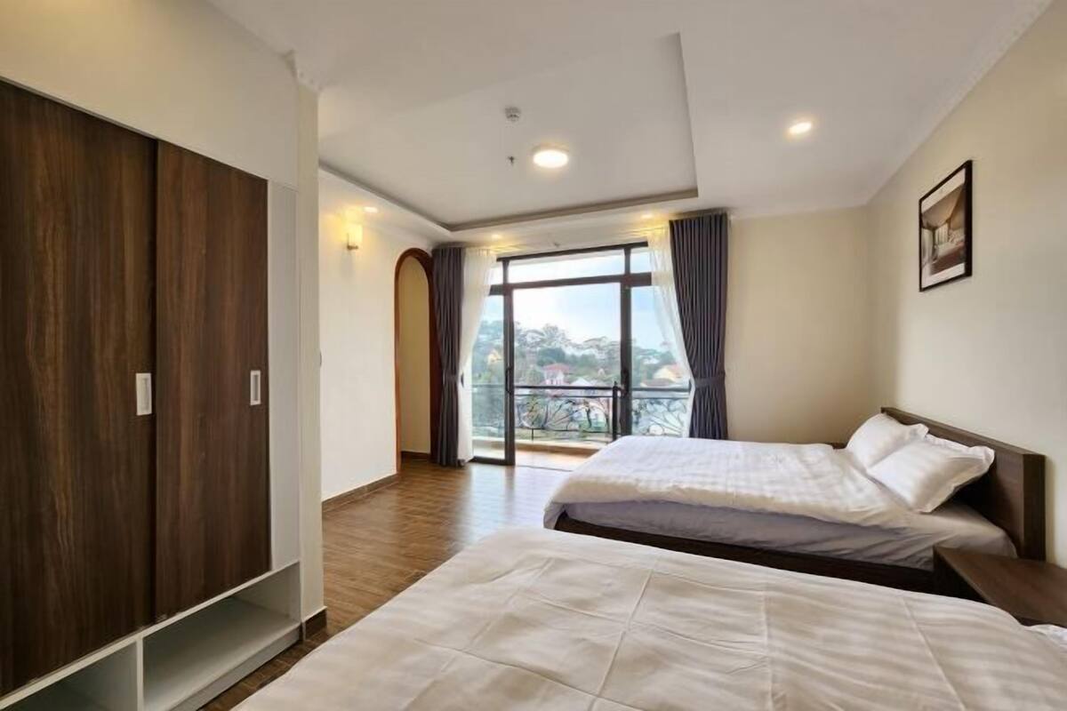 Desk, soundproofing, free WiFi, bed sheets