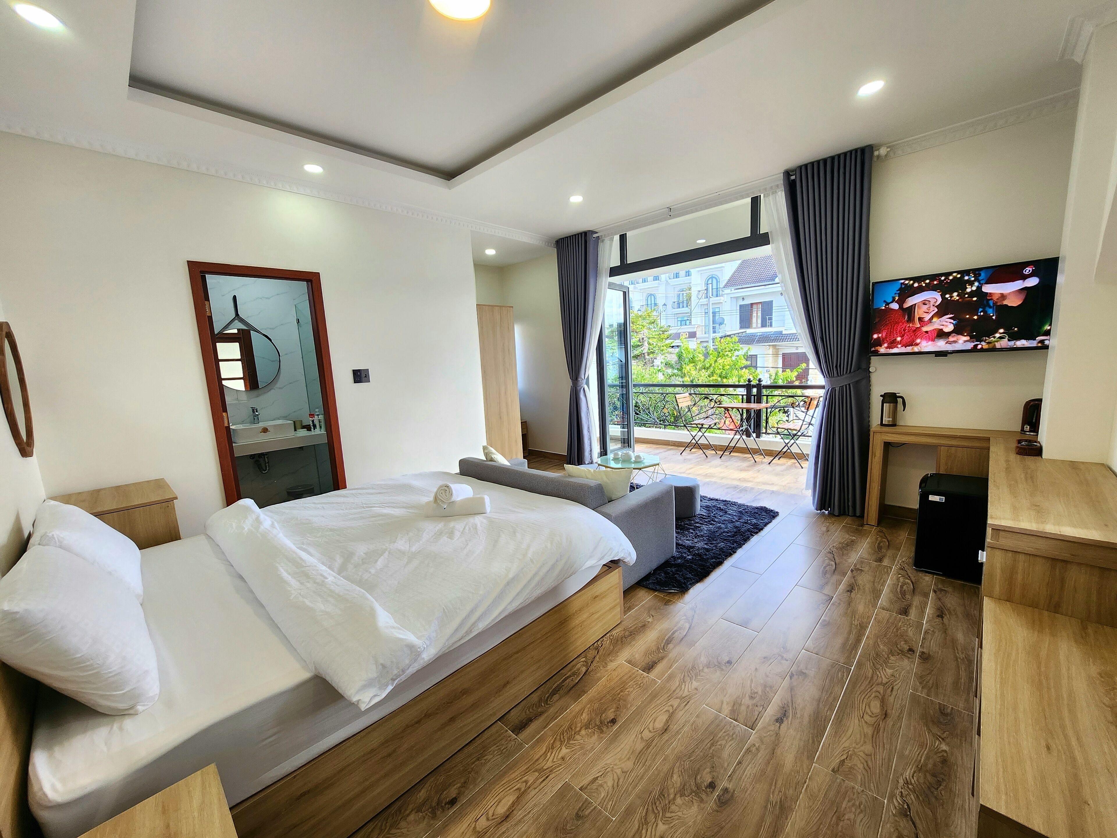 套房, 1 張特大雙人床, 陽台 | 書桌、隔音、免費無線上網、床單