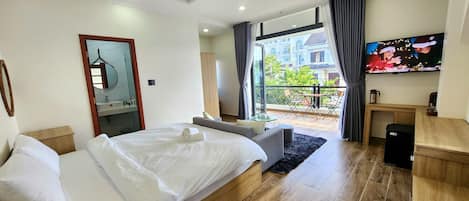 Suite, 1 King-Bett, Balkon | Schreibtisch, schallisolierte Zimmer, kostenloses WLAN, Bettwäsche