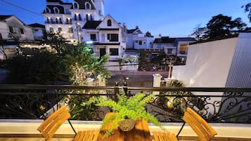 Suite, 1 King Bed, Balcony