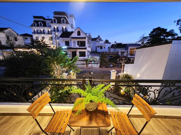 Suite, 1 King Bed, Balcony