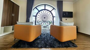 Habitación familiar, 2 camas matrimoniales, vista a la ciudad | Escritorio, insonorización, wifi gratis y ropa de cama