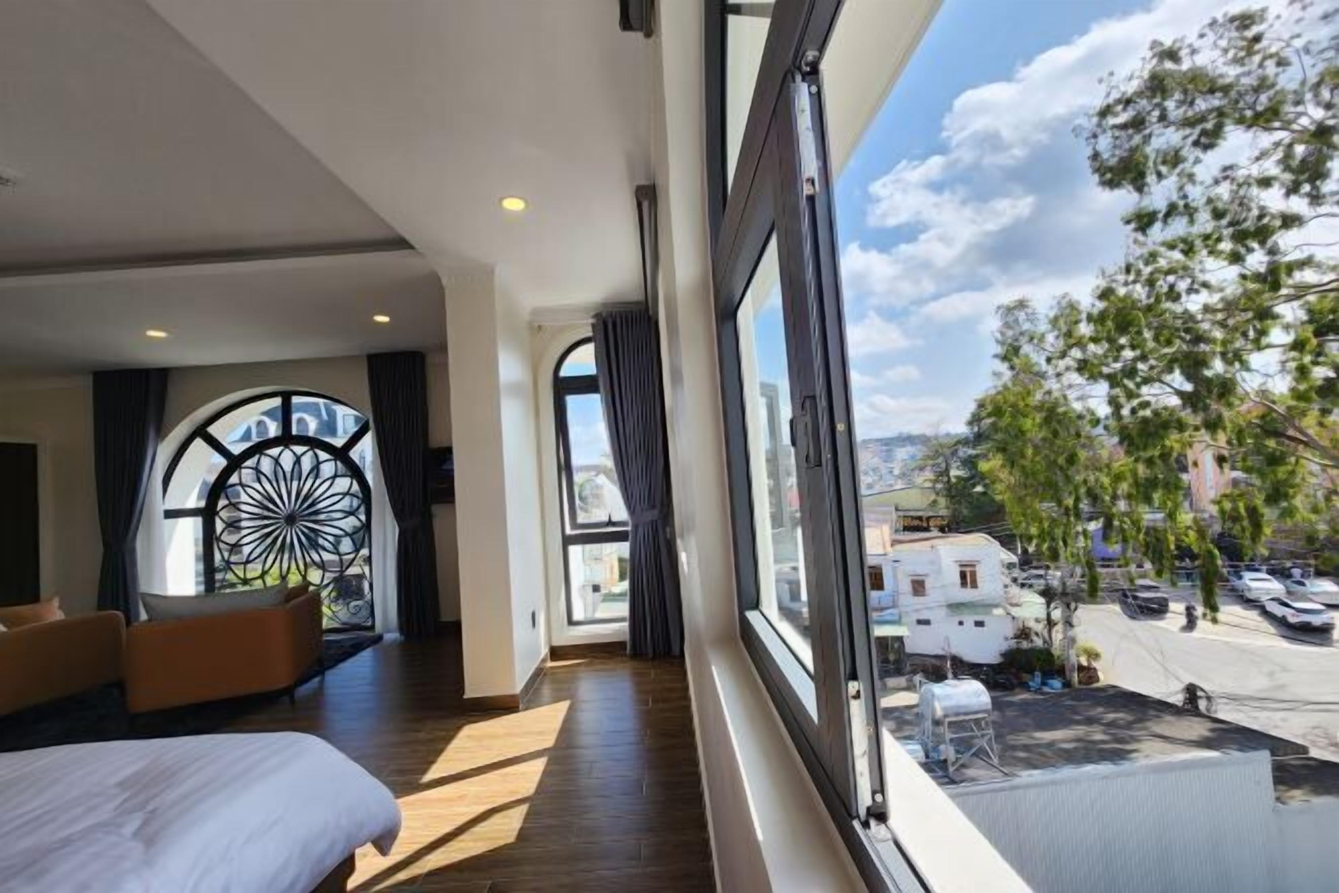 Desk, soundproofing, free WiFi, bed sheets