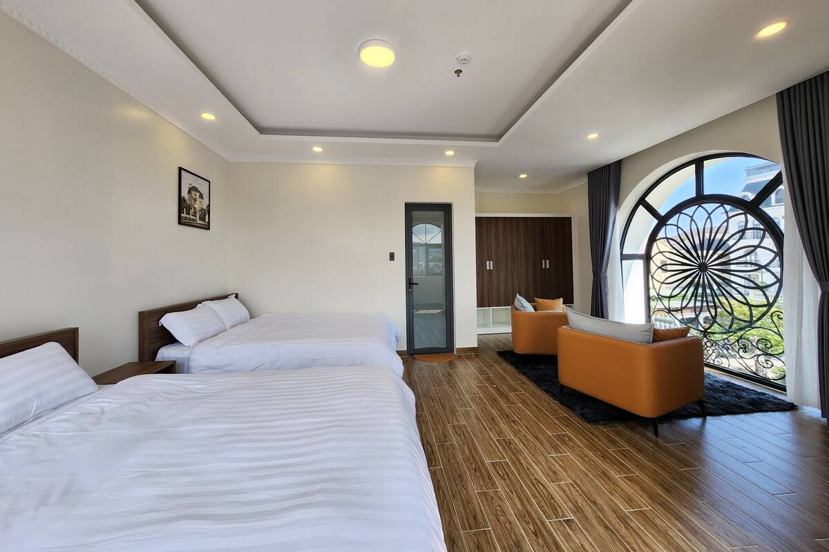 Familjesvit | Skrivbord, ljudisolering, gratis wi-fi och sÀngklÀder