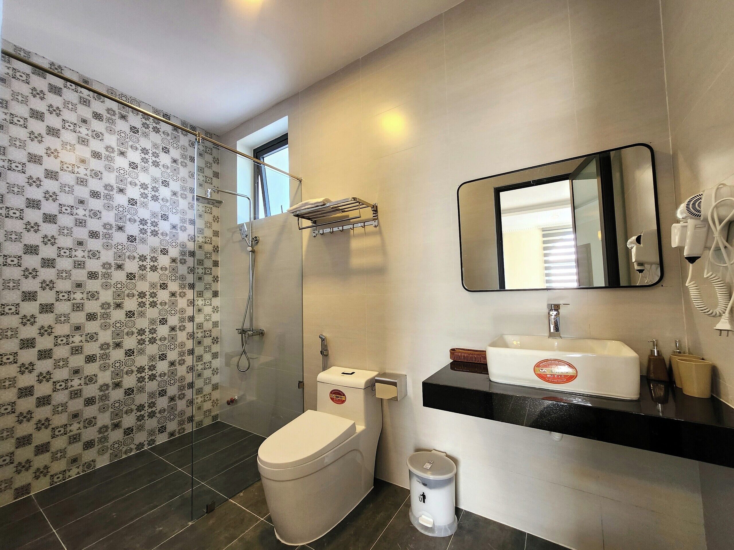 Un baño moderno con ducha, inodoro y lavamanos.