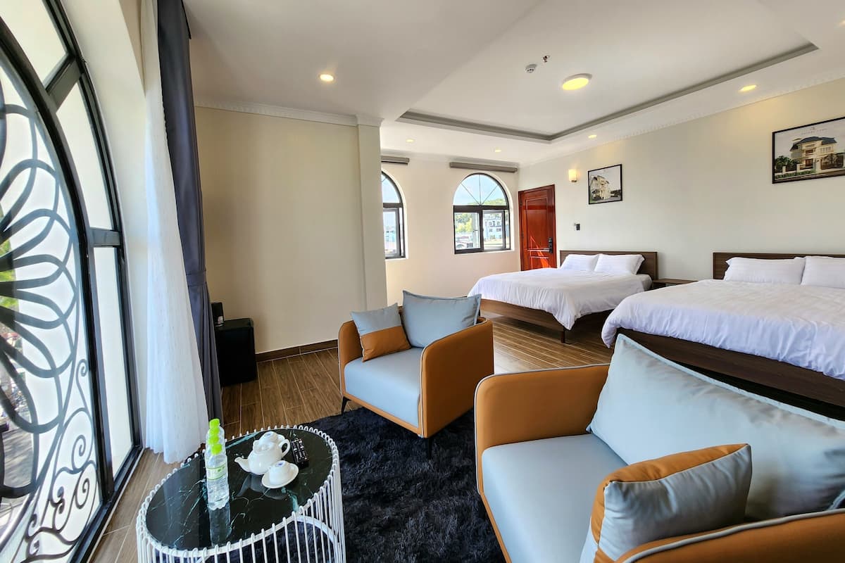 Camera familiare, 2 letti matrimoniali, vista città | 2 camere, una scrivania, insonorizzazione, Wi-Fi gratuito