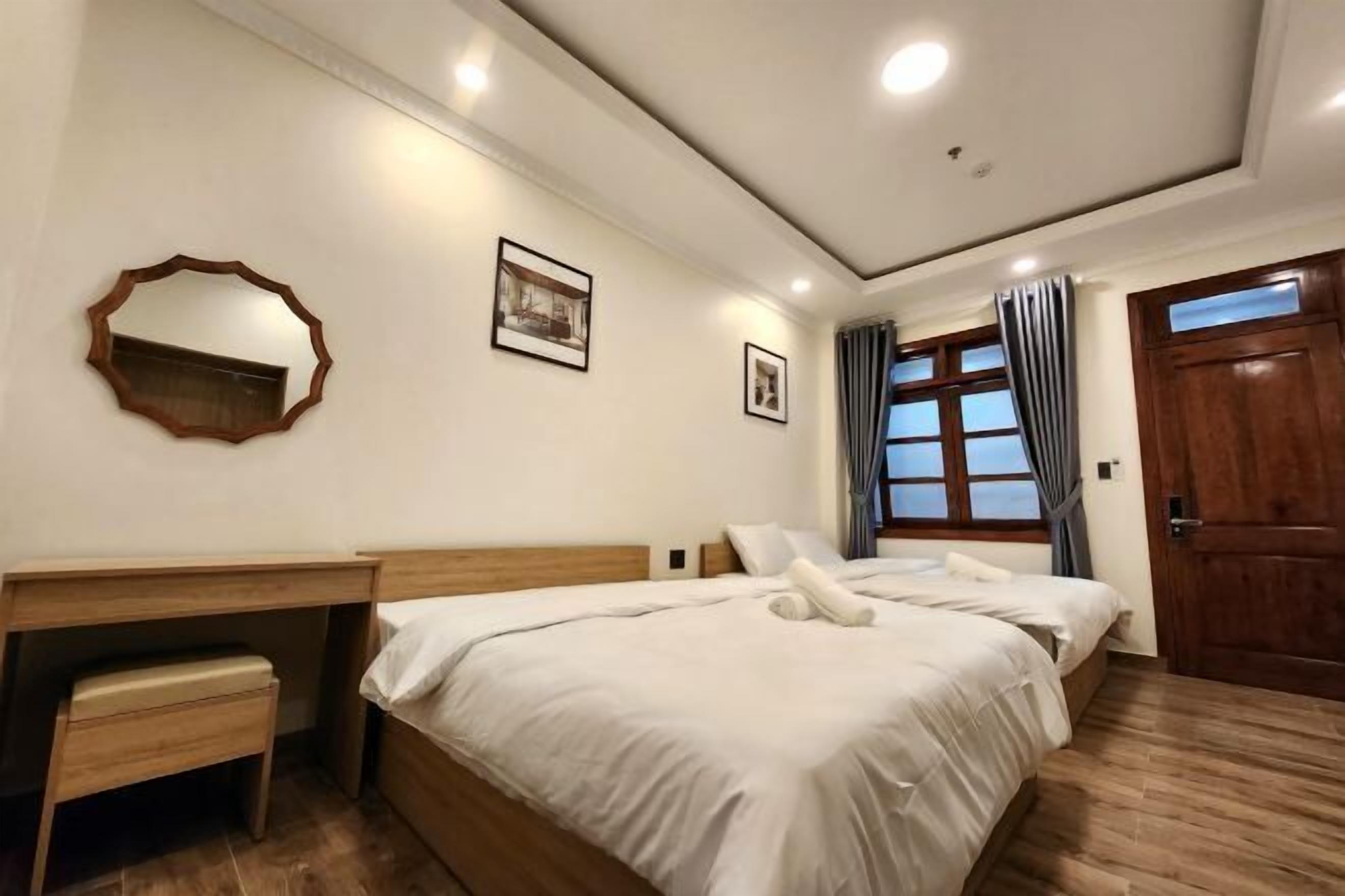 Desk, soundproofing, free WiFi, bed sheets