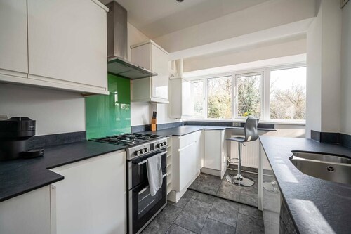 Pass the Keys | Modern Beckenham Apartment fast London train links