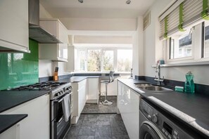 Kühlschrank, Mikrowelle, Ofen, Geschirrspüler