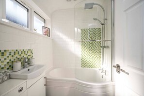 Shower, hair dryer, towels - Modern Beckenham Apartment fast London train links - Pass the Keys (London)
