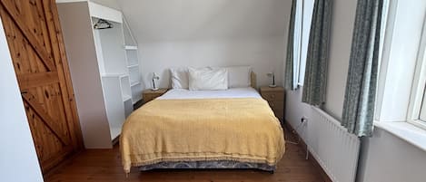 3 habitaciones y tabla de planchar con plancha