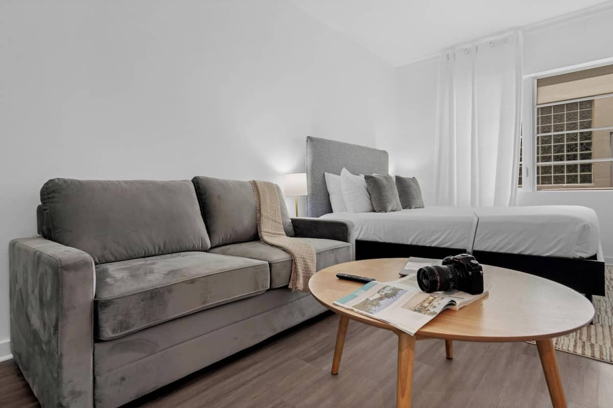 Skrivebord for bærbar PC, wi-fi (inkludert) og sengetøy