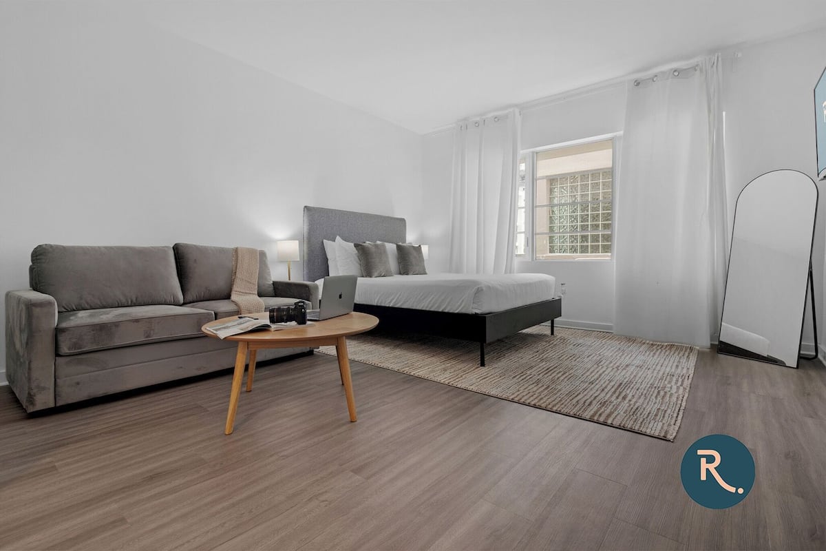 Leilighet – superior, 2 soverom | Oppholdsområde | En 32-tommers TV med digitale kanaler