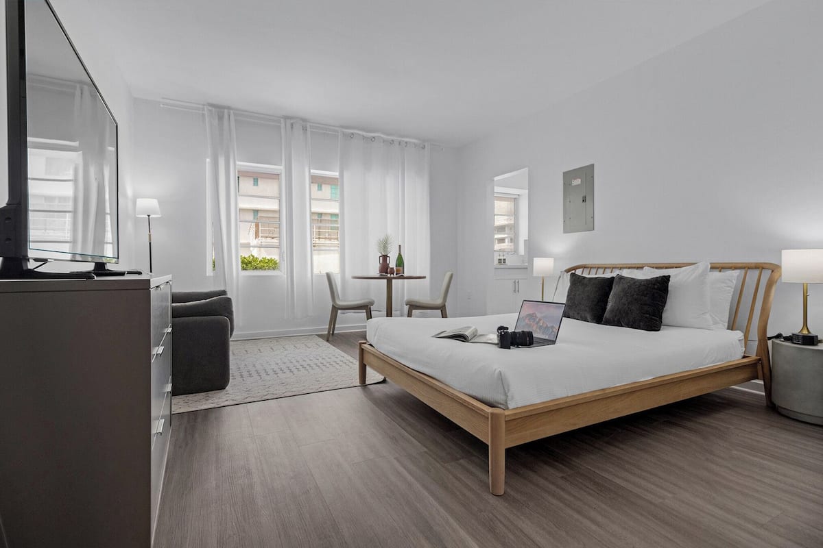 Skrivebord for bærbar PC, wi-fi (inkludert) og sengetøy