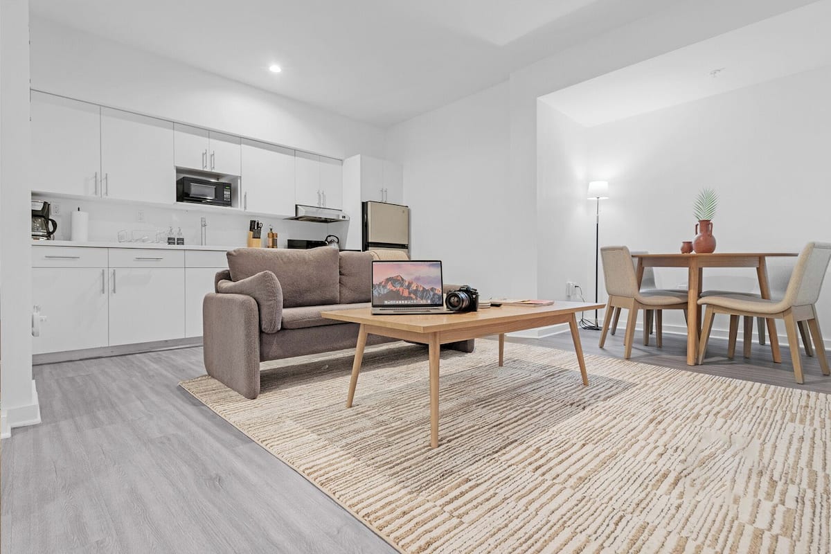 Leilighet – standard | Oppholdsområde | En 32-tommers TV med digitale kanaler