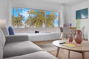 Laptop workspace, free WiFi, bed sheets - The Residences on Ocean Drive by Roami (Miami Beach)