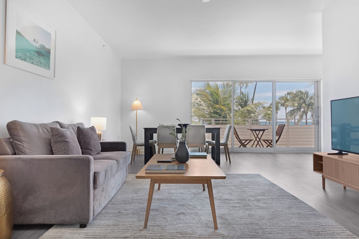 Leilighet – deluxe | Oppholdsområde | En 32-tommers TV med digitale kanaler