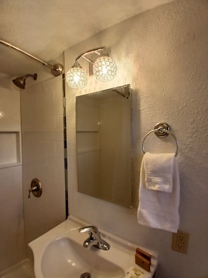 Single King W/Futon and Kitchenette | Bathroom