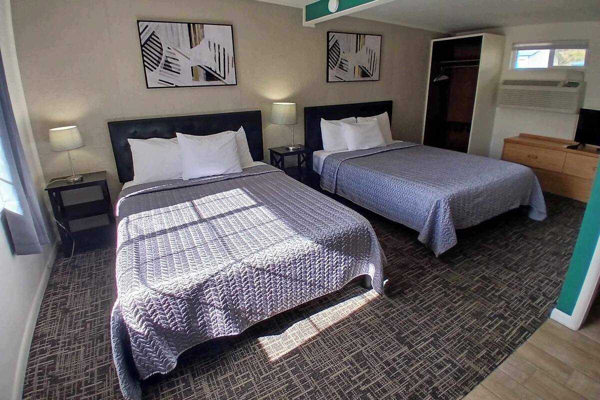 Roupas de cama premium, camas com colchões pillow-top, cortinas blackout