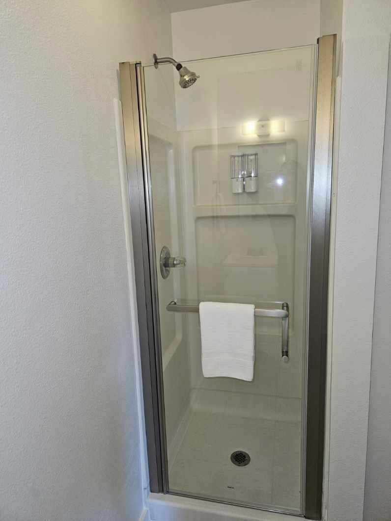 Single Queen Standard | Badkamer | Gratis toiletartikelen, een haardroger, handdoeken, zeep