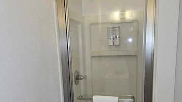 Single Queen Standard | Badkamer | Gratis toiletartikelen, een haardroger, handdoeken, zeep