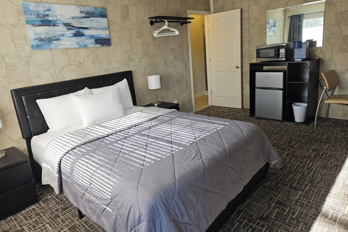 Single Queen Standard | Bathroom | Free toiletries, hair dryer, towels, soap