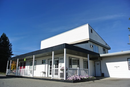 Exterior. Silver Lakes Inn
