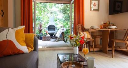 Romantic retreat tucked away in a peaceful wooded location.
Private hot tub.