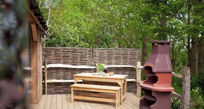 Romantic retreat. Private and peaceful wooded location.
Private hot tub.