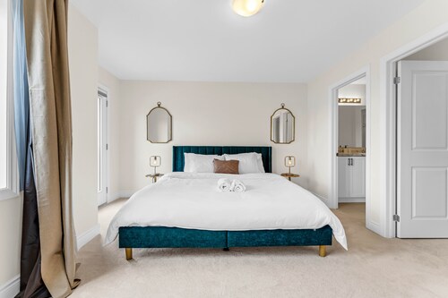 Oakville Oasis: Modern 4BR Townhouse with Chic Amenities!