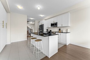 Private kitchen - Oakville Oasis: Modern 4BR Townhouse with Chic Amenities! (Oakville)