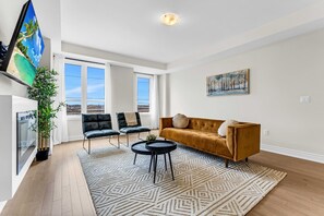 Living area - Oakville Oasis: Modern 4BR Townhouse with Chic Amenities! (Oakville)