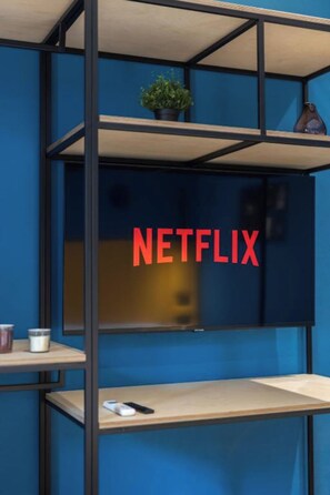 Quarto casal luxo | Escrivaninha, quartos à prova de som, Wi-Fi de cortesia