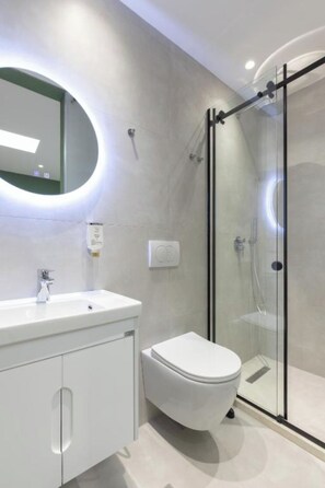 Deluxe Double Room | Bathroom | Shower, hair dryer, slippers, towels - Kalpazo Tirana Blloku (Tirana)