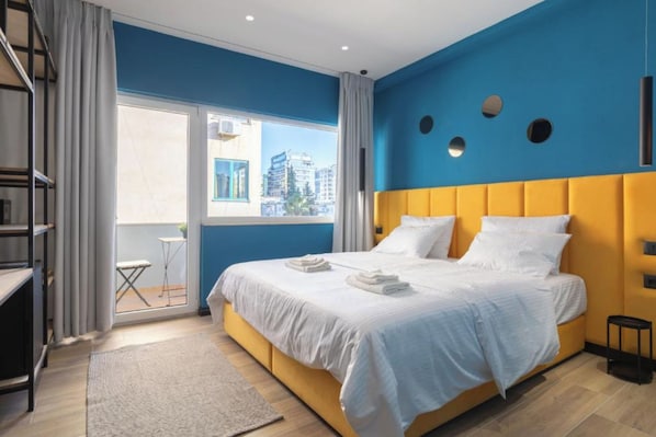 Quarto casal luxo | Escrivaninha, quartos à prova de som, Wi-Fi de cortesia