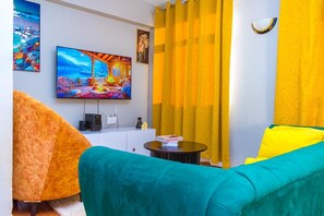 Business-Apartment | Wohnbereich | 24-Zoll-Smart-TV mit Digitalempfang