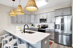 Kylskåp, mikrovågsugn, ugn och spishäll