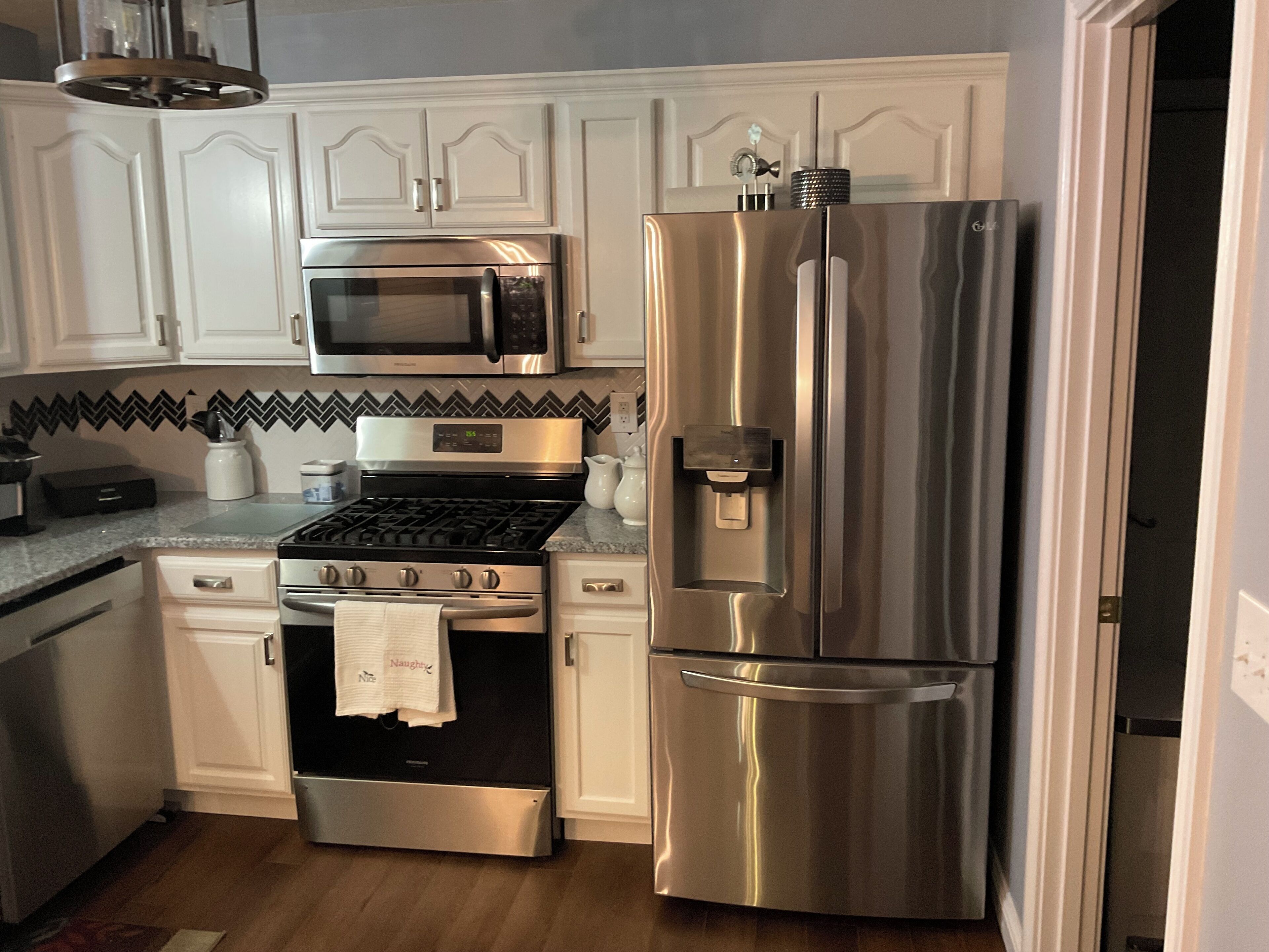 Mikrovågsugn, ugn, spishäll och diskmaskin