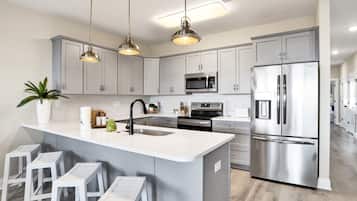 Refrigerador, microondas, horno y parrilla de estufa