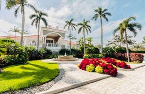 Property grounds - Beautiful 3 BR + Den Home with Lake and Golf views (Naples)