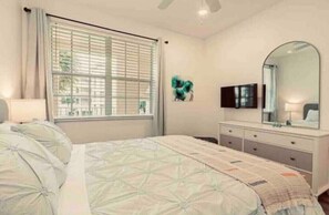 3 habitaciones, escritorio y tabla de planchar con plancha