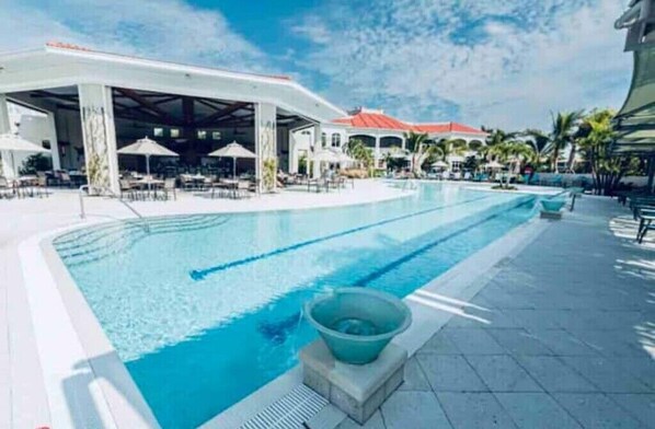 Outdoor pool, a heated pool - Beautiful 3 BR + Den Home with Lake and Golf views (Naples)