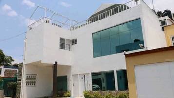 Vista frontal de la propiedad