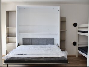 2 bedrooms, iron/ironing board, WiFi
