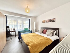 1 غرفة نوم وخزنة داخل الغرفة ومكتب ومكواة/لوح كي