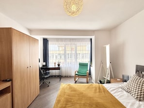 2 Schlafzimmer, Zimmersafe, Schreibtisch, Bügeleisen/Bügelbrett