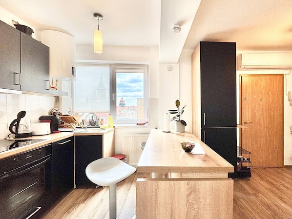 Fridge, oven, stovetop, dishwasher